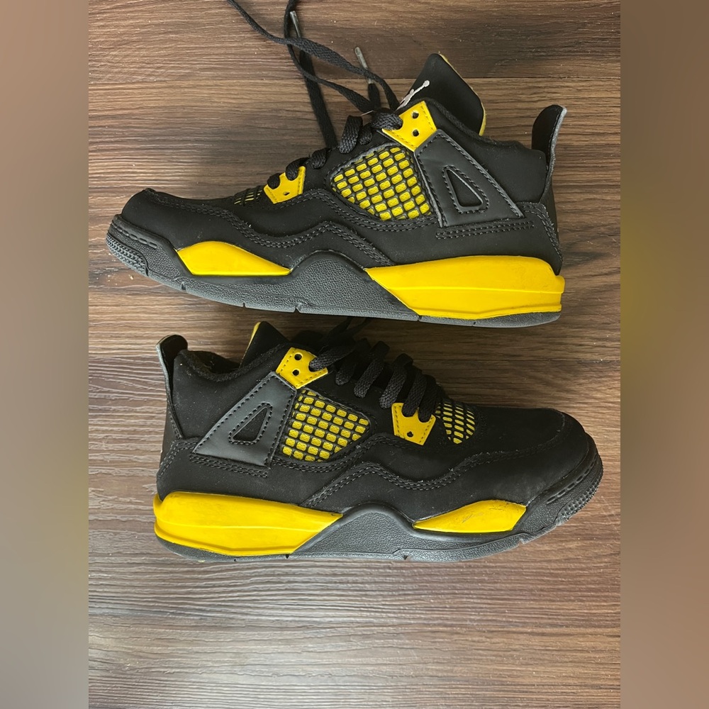 Air Jordan retro 4 thunder sneakers